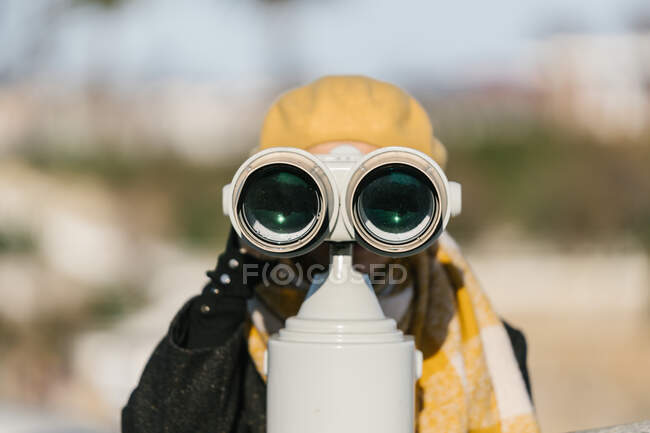 Женщина с помощью телескопического зрителя — стоковое фото