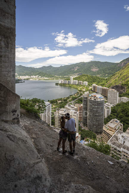 Bella vista per arrampicata coppia baciare sul bordo della montagna — Foto stock