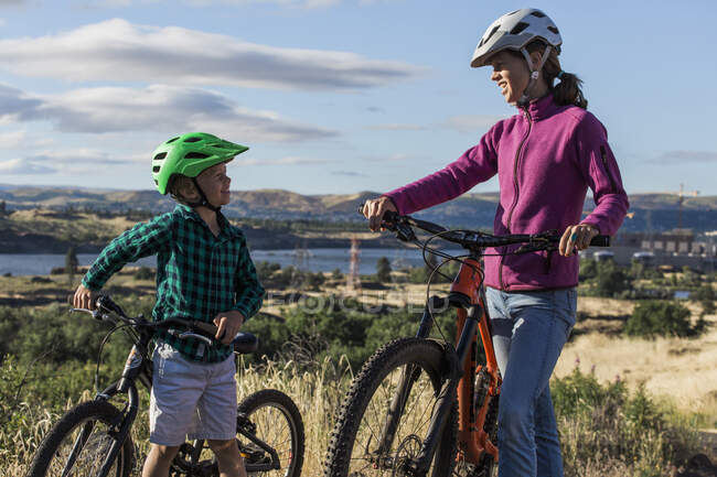 Um menino monta sua bicicleta com sua mãe no desfiladeiro de Columbia. — Fotografia de Stock