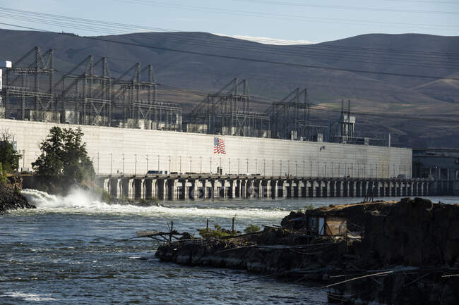 The Dalles Dam on the Columbia River on a sunny day. — Stock Photo