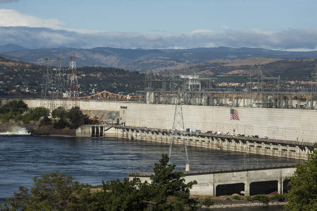 The Dalles Dam on the Columbia River on a sunny day. — Stock Photo