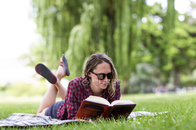 Eine junge Frau liest in einem Park in der Columbia Gorge ein Buch. — Stockfoto