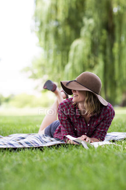 Eine junge Frau liest in einem Park in der Columbia Gorge ein Buch. — Stockfoto