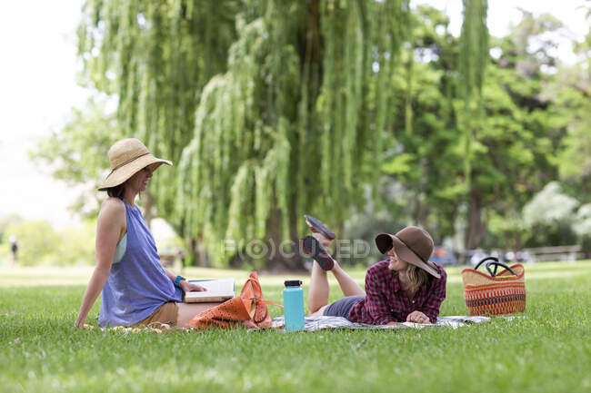 Дві жінки насолоджуються парком у сонячний день у ущелині Колумбія.. — стокове фото