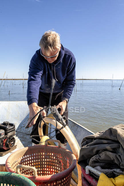 Almejas en Bull 's Bay con Julie McClellan, Erwin Ashley y George Couch. - foto de stock