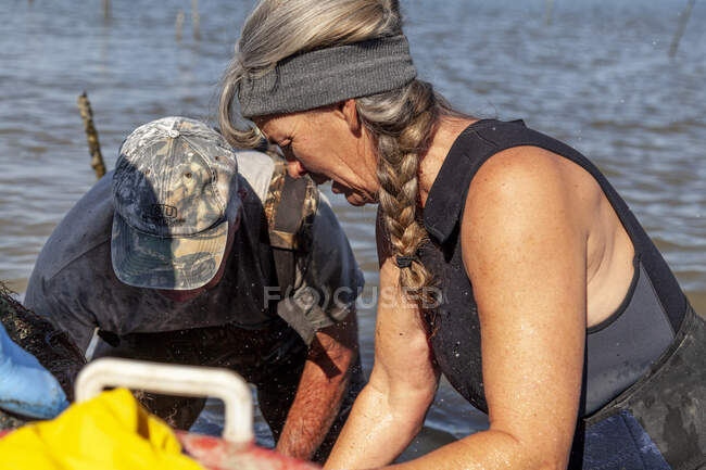 Clamming in Bull 's Bay mit Julie McClellan, Erwin Ashley und George Couch. — Stockfoto