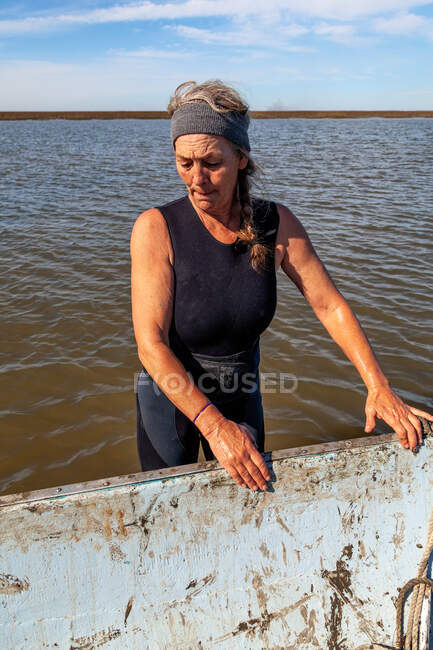 Clamming in Bull's Bay with Julie McClellan, Erwin Ashley and George Couch. — Stock Photo