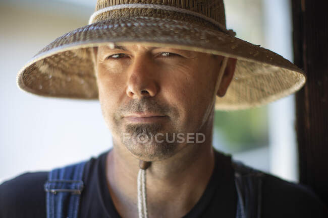 Портрет людини в солом'яному капелюсі — стокове фото
