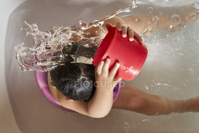 Kind wäscht seinen Kopf in der Dusche. — Stockfoto