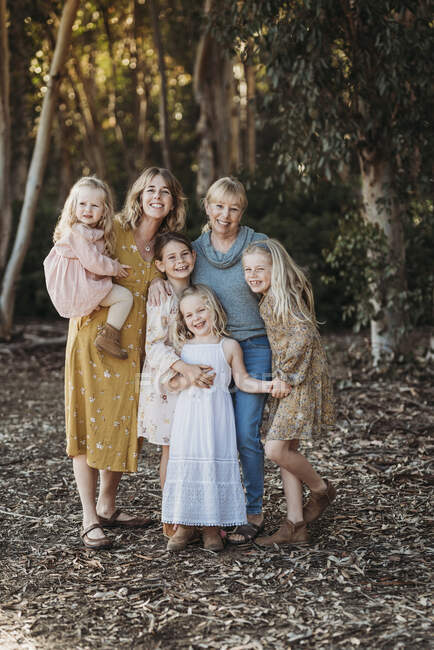 Retrato da Família Multigeracional de Mulheres Abraçando Fora — Fotografia de Stock