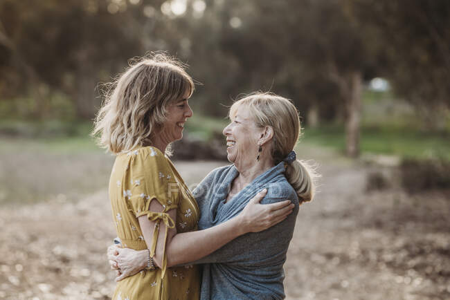 Lebensstil-Porträt von erwachsener Mutter und älterer Mutter, die einander anschauen — Stockfoto
