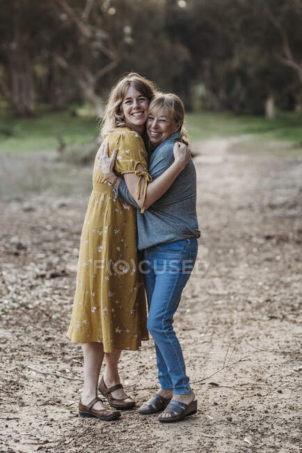 Портрет взрослой женщины и пожилой матери, обнимающей в парке — стоковое фото