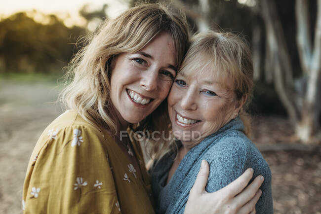 Ritratto ravvicinato di madre adulta e madre anziana sorridente fuori — Foto stock