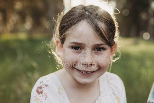 Nahaufnahme Porträt eines alten Mädchens, das draußen lächelt — Stockfoto