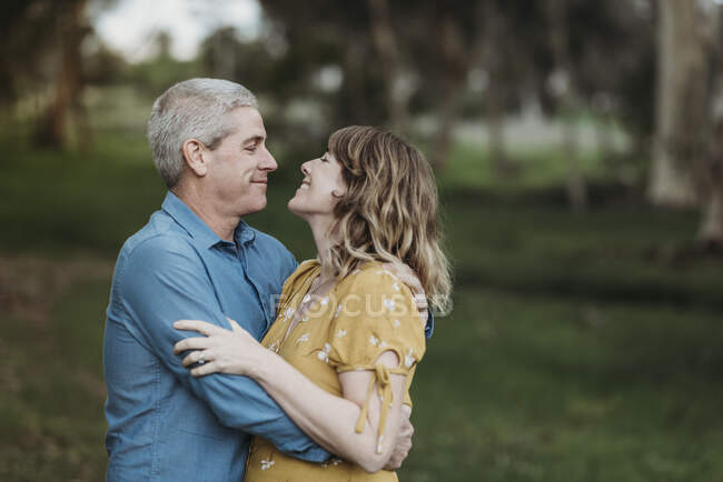 Porträt von Eheleuten, die einander umarmen und anschauen — Stockfoto