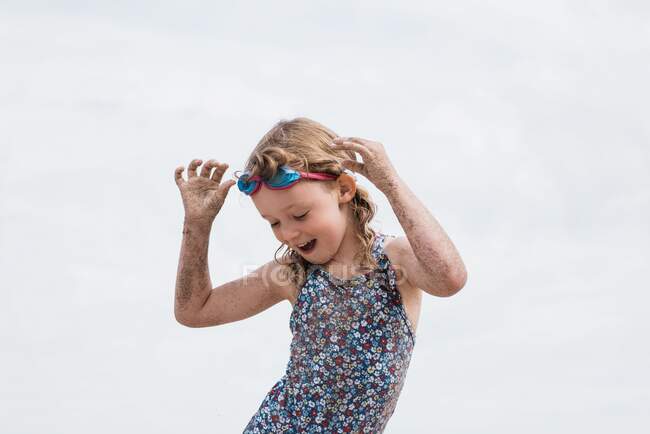 Дівчина з окулярами на танцях розважається на пляжі влітку — стокове фото