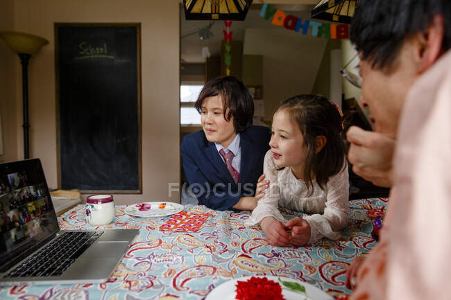 Eine Familie nimmt an einem Zoom-Treffen teil Geburtstagsparty mit Familie — Stockfoto