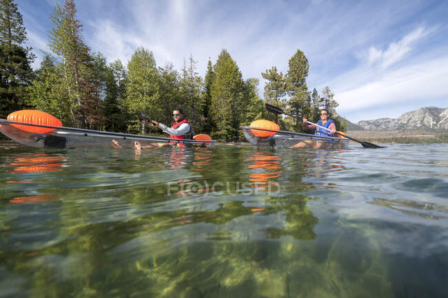 Kayakers desfrutando de uma manhã de verão remando no Lago Tahoe, CA — Fotografia de Stock