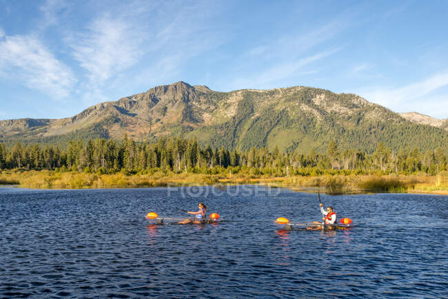 Un hombre y una mujer en kayak en Lake Tahoe, CA - foto de stock
