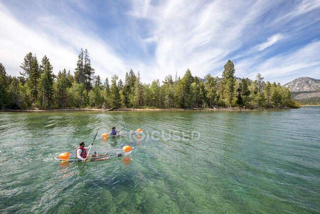 Um homem e uma mulher de caiaque no Lago Tahoe, CA — Fotografia de Stock