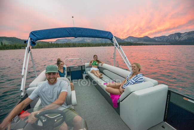 Um grupo de amigos passeando de barco no Lago Tahoe ao pôr do sol, CA — Fotografia de Stock