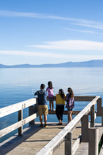 Родина дивиться на спокійні води озера Тахо з пірса в сонячний літній день у Південному озері Тахо (штат Каліфорнія).. — стокове фото