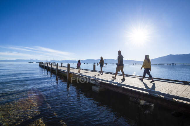 Una famiglia cammina su un molo in una tranquilla bella giornata a South Lake Tahoe, California. — Foto stock