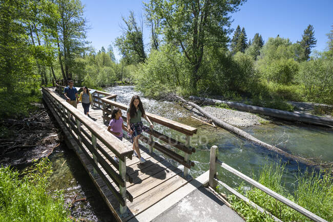 Eine Familie geht an einem Sommertag in South Lake Tahoe, Kalifornien, über eine Brücke über den Taylor Creek. — Stockfoto