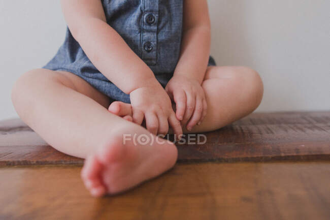 Primo piano del piccolo bambino su tappeto, primo piano — Foto stock