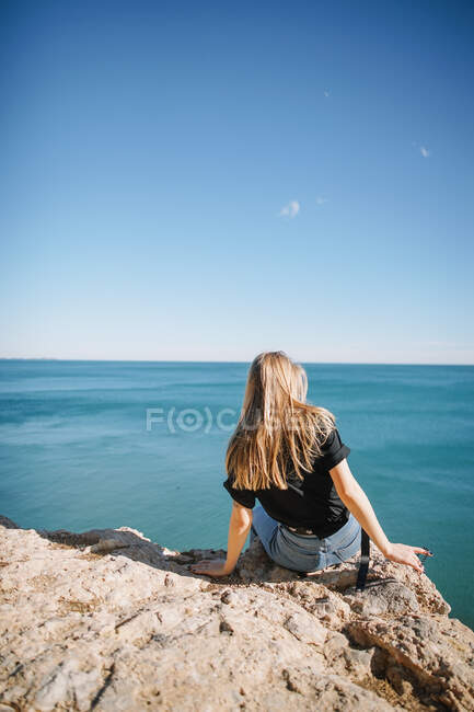 Sentado cerca del mar en Tarragona - foto de stock