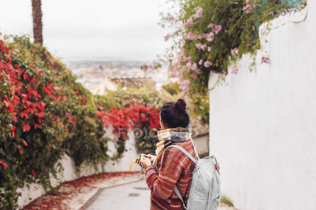 Young woman with backpack walking in the city — Stock Photo
