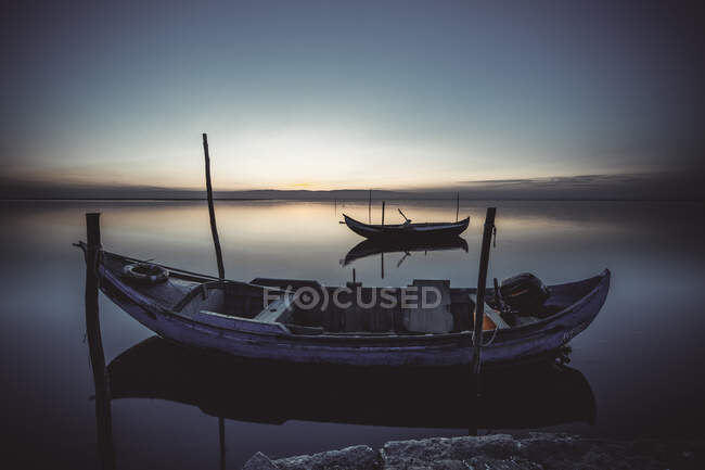 Barche da pesca in spiaggia al mattino — Foto stock