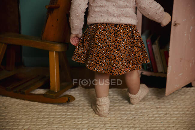 Petite fille marchant dans la chambre — Photo de stock