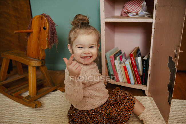 Jeune fille pointant vers la caméra heureux — Photo de stock