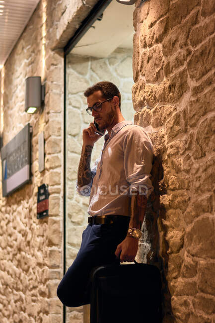 Молодой человек разговаривает по телефону ночью. Молодой бизнесмен — стоковое фото