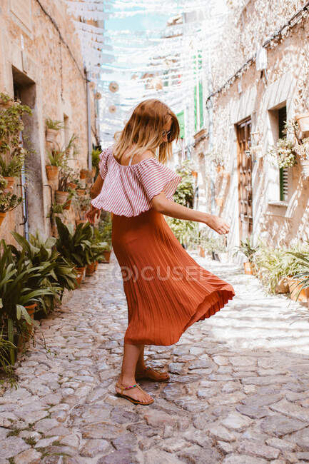 Beautiful girl  walking  in the background of city — Stock Photo