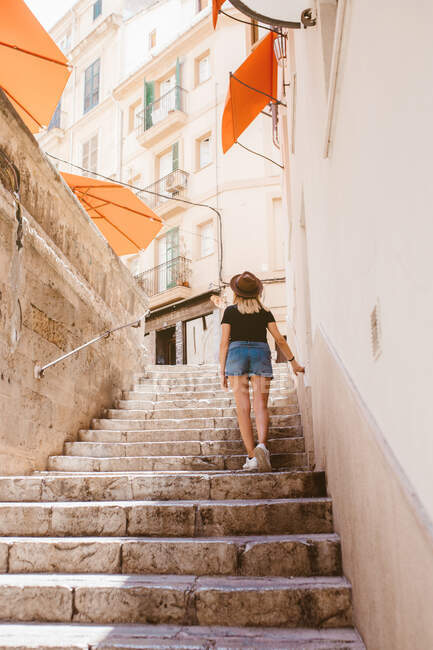 Красива дівчина гуляє по сходах міста — стокове фото
