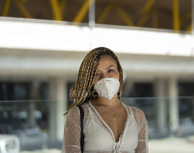 Retrato de un turista en el aeropuerto con la máscara - foto de stock