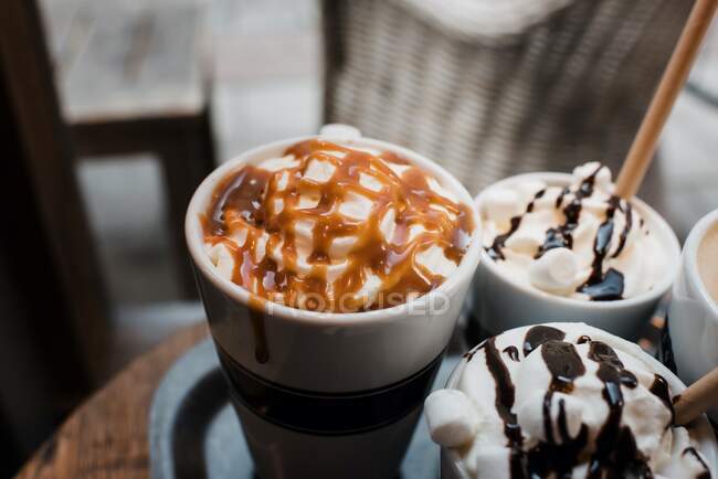 Salsa al caramello calda su una bevanda in un caffè — Foto stock