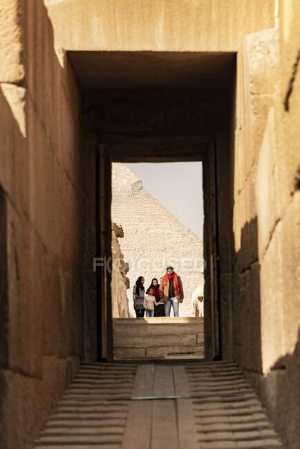 Una famiglia cammina tra le rovine di Giza, Egitto — Foto stock