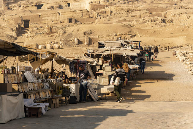 Un mercado egipcio junto a las pirámides de Giza - foto de stock