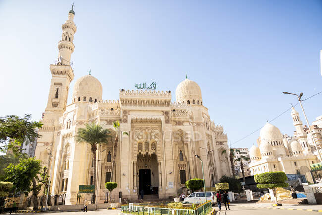 Una mezquita blanca en Alejandría, Egipto - foto de stock