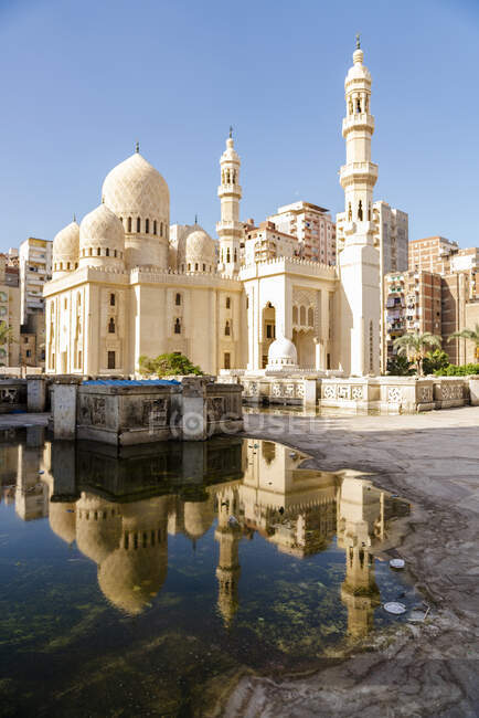 Reflejo de una mezquita egipcia en Alejandría - foto de stock