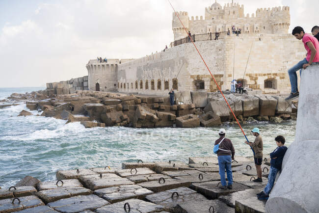 Eine Gruppe Fischer vor der Küste von Alexandria, Ägypten — Stockfoto