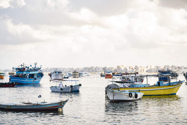 Рибні човни, пристиковані в Середземному морі — стокове фото