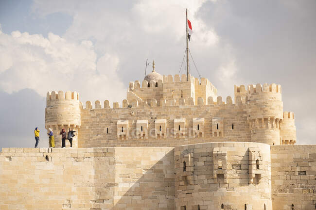 Los turistas visitan un castillo en Alejandría, Egipto - foto de stock