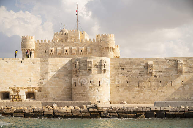 A castle surrounded by a fortress wall in Alexandria, Egypt — Stock Photo