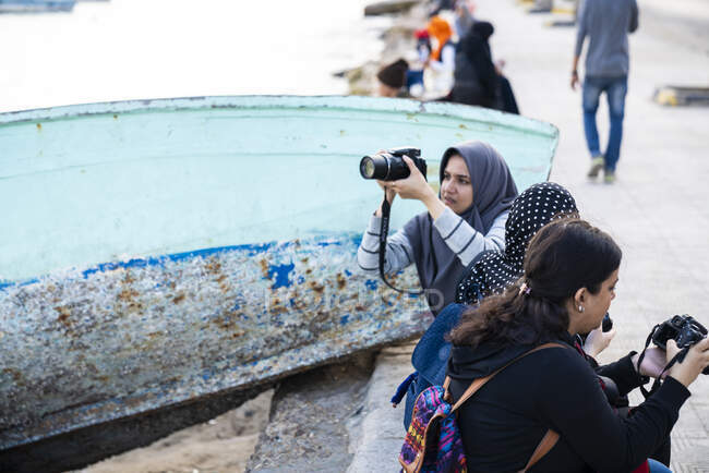 A group of Muslim female photographers — Stock Photo
