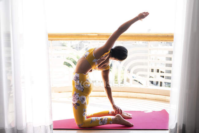 Жінка робить йогу зовні на палубі — стокове фото