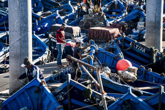 Pescadores trabajando en sus barcos marroquíes - foto de stock